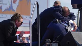 Mulher guarda costas do Trump se esconde durante atentado