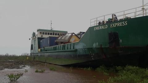 Re-floating of the Emerald Express in the Bahamas in 2015