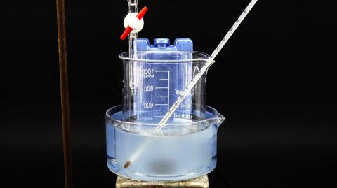 Making Rocket Fuel by Mixing Bleach and Ammonia ( Don't fuck with chemicals at home though )