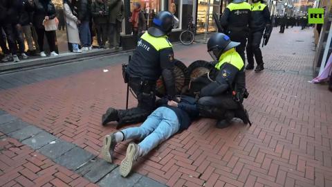 Dutch cops bust 100+ pro-Palestinian protesters during violent clashes in Amsterdam