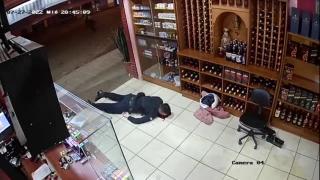 ROBBERS WASTE COP AND RUN OFF