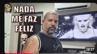 Frango frito na brasa, com linguiça, molho e farofa. Nada disso me faz feliz!