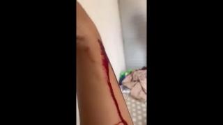 Influenciadora esfaqueia ex-namorado sem se intimidar com gravação