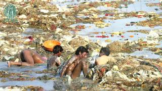 In Russian - The Ganges River is a SEWER