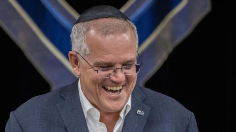 Fake Corporate EX Australian prime minister given FAKE award by FAKE Govenor General (Jew Sycophants)