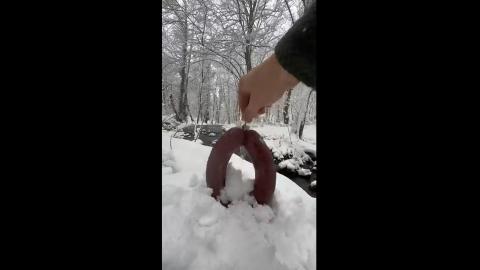 Karda Sucuklu Hamburger - cooking sausage burger in the snow