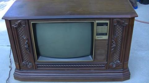 Hideous Quasar Smokers Choice 1984 Color Television NASTY
