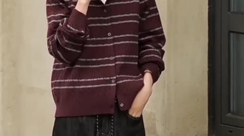 Stylish Women's Cozy Striped Cardigan Made from Soft Knit for Casual and Chic Outfits