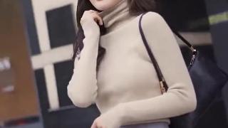 Styling the Cozy, Fitted Turtleneck Jumper with Gold Accessories