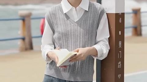 Elegant Women's Stylish Sleeveless Sweater with a Polished Design, Ideal for Creating Versatile and Effortless Looks