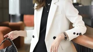 Elegant Women’s Slim-Fit Suit – Tailored Blazer & Fitted Silhouette for Chic Office and Evening Looks