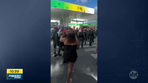 Mulheres agridem policiais, que revidam com cassetetes após show em Recife