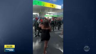 Mulheres agridem policiais, que revidam com cassetetes após show em Recife