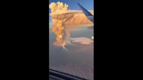 Wild footage of volcanic eruption of a ''dormant'' volcano in Ethiopia from a plane ( Super Hot Gas - watch how fast it rises )
