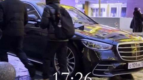 Leaving a wallet on a Mercedes hood in Moscow.