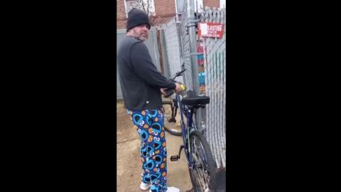 Bike Thief Gets Kicked in Balls and Maced!
