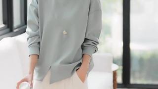 Modern solid sweatshirt — effortless style for everyday wear