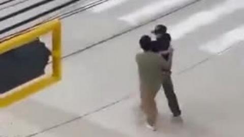 This guy tried to kidnap a father and his 5-year-old daughter with a gun pointed at them