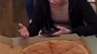 lol - She think she got a no toppings pizza