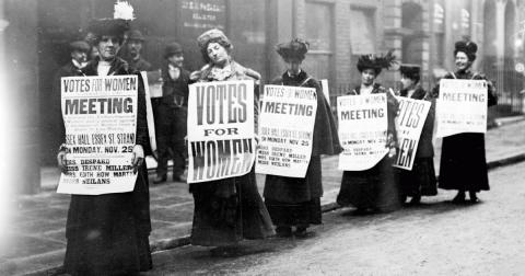 Quem criou e lidera o movimento feminista mundial?