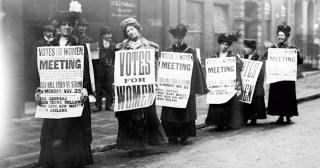 Quem criou e lidera o movimento feminista mundial?