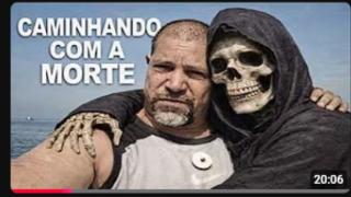 Um niilista caminhando na praia, rumo ao vazio, por nada e pra nada!