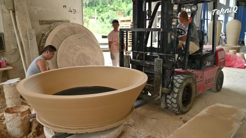The Way They Produce Largest Clay Pottery in China