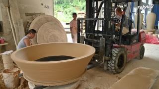 The Way They Produce Largest Clay Pottery in China