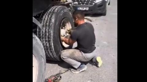 I have seen a guy pull big earth moving tyres off rims in like 30 seconds
