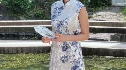Women's Ink Blue Floral Qipao Dress – Traditional Chinese Sleeveless Cheongsam