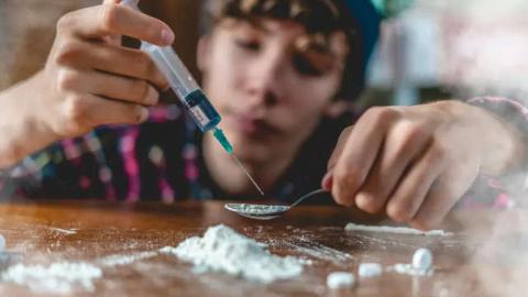Redditors Are Sending Kids Drugs