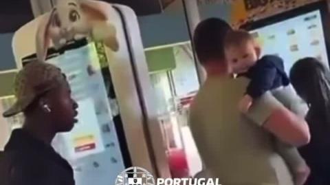 Um "oprimido" querendo agredir um bebê